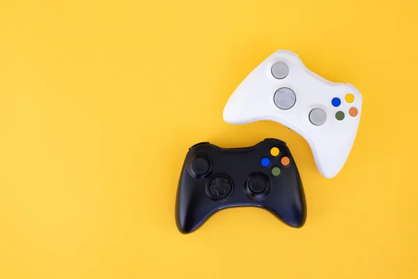 Joystick Branco Preto Fundo Amarelo Conceito Jogador Controlador Para Jogos — Fotografia de Stock