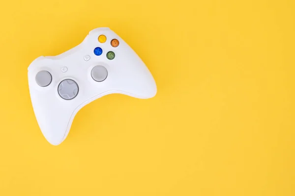 Gamepad Diisolasi Pada Latar Belakang Kuning Kompetisi Judi Joystick Putih — Stok Foto