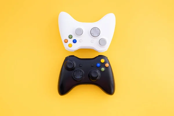 Due Joystick Bianco Nero Fondo Giallo Gamepad Bianco Nero Sono — Foto Stock