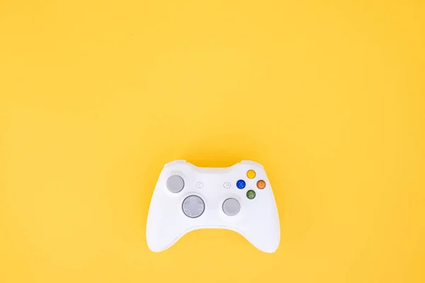 Gamepad Ist Auf Gelbem Hintergrund Isoliert Gaming Wettbewerb Weißer Steuerknüppel — Stockfoto