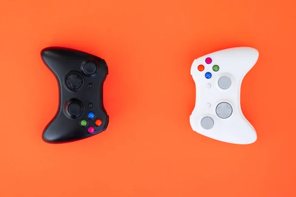 Due Joystick Bianco Nero Fondo Rosso Gamepad Bianco Nero Sono — Foto Stock