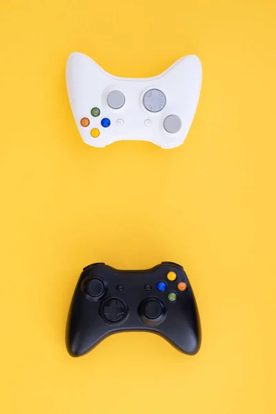 Joystick Preto Branco Fundo Amarelo Gamepad Branco Preto Isolado Fundo — Fotografia de Stock