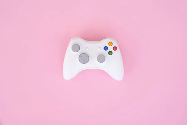 Beyaz Gamepad Denetleyicisi Pastel Pembe Bir Arka Plan Üzerinde Beyaz — Stok fotoğraf