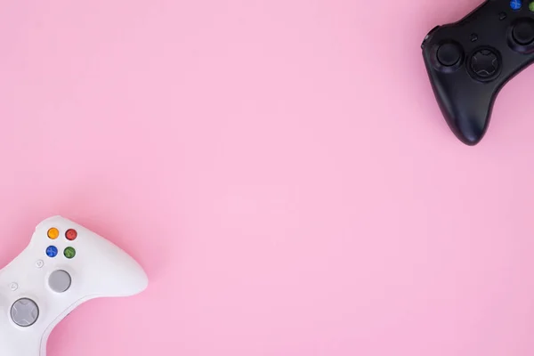 Білий Чорний Геймпади Ізольовані Пастельному Рожевому Тлі Конкурс Відеоігор Ігрова — стокове фото