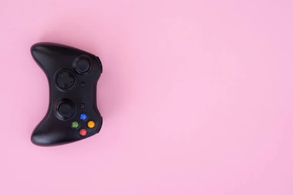 パステル ピンクの背景に黒のジョイスティック ゲームパッドは ピンクの背景に分離されます ゲーム大会 ゲーマーのコンセプトです ビデオゲームのコント ローラー Copyspace — ストック写真