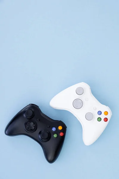 Zwei Steuerknüppel Schwarz Und Weiß Auf Pastellblauem Hintergrund Weißes Und — Stockfoto