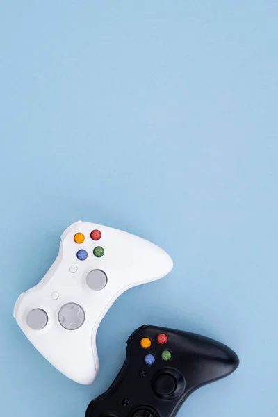 Dois Joysticks Preto Branco Sobre Fundo Azul Pastel Gamepad Branco — Fotografia de Stock