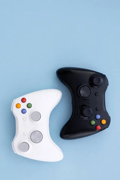 Joystick Bianco Nero Sfondo Blu Pastello Concetto Giocatore Controller Videogiochi — Foto Stock