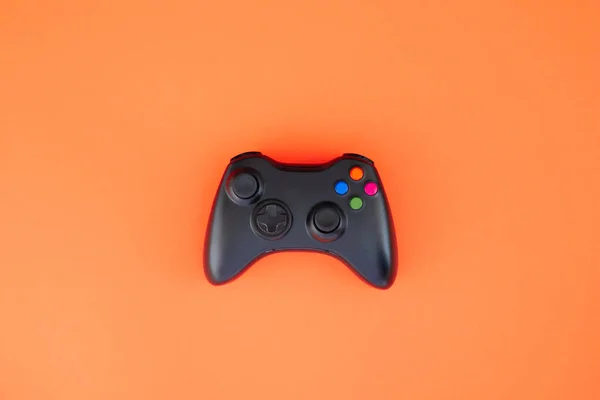 Siyah Gamepad Denetleyicisinin Kırmızı Bir Arka Plan Üzerinde Bilgisayar Oyun — Stok fotoğraf