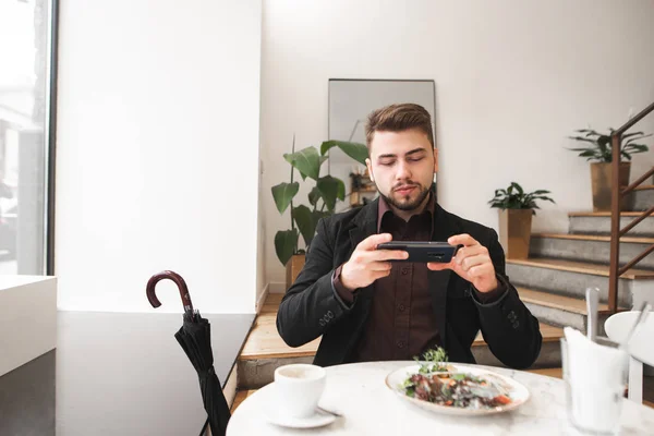 Hombre Negocios Con Barba Sentado Acogedor Restaurante Mesa Comiendo Ensalada — Foto de Stock