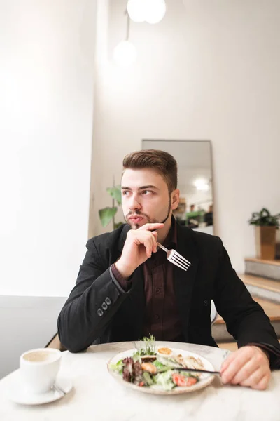 Retrato Hombre Negocios Comiendo Una Apetitosa Ensalada Acogedor Restaurante Ligero —  Fotos de Stock