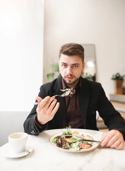 Bonito Homem Senta Partir Acolhedor Restaurante Leve Come Uma Salada — Fotografia de Stock