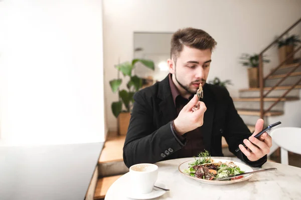 Hombre Atractivo Traje Sienta Restaurante Acogedor Comer Ensalada Con Plato —  Fotos de Stock