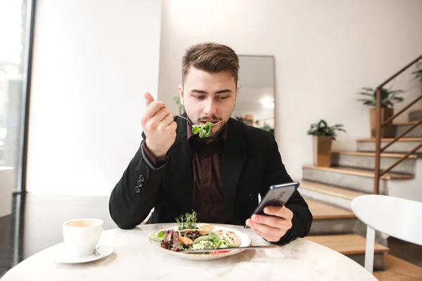 Hombre Negocios Utiliza Smartphone Durante Desayuno Restaurante Atractivo Hombre Negocios —  Fotos de Stock