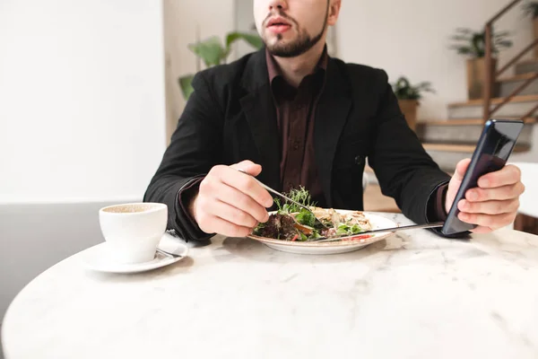 Mann Anzug Ein Teller Salat Eine Tasse Kaffee Einem Gemütlichen — Stockfoto