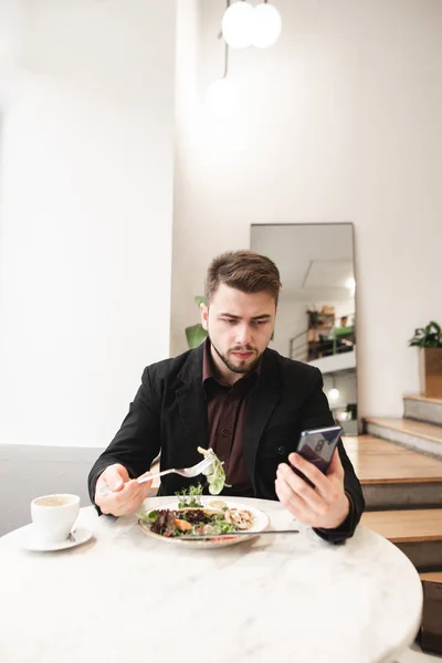 Hombre Con Traje Barba Usa Smartphone Acogedor Restaurante Retrato Hombre — Foto de Stock