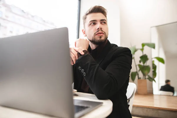 Retrato Hombre Negocios Ocupado Sentado Café Con Portátil Hombre Traje —  Fotos de Stock