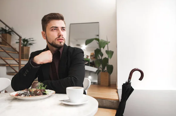 Hombre Negocios Con Barba Sentado Acogedor Restaurante Mesa Comiendo Ensalada —  Fotos de Stock