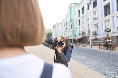 Fotoğrafçı modeli şehrin sokakta fotoğraflandı. İş yerinde fotoğrafçı portresi. Photosession kavramı