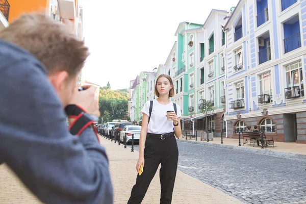 Fotografo Professionista Fotografa Una Ragazza Strada Ragazza Modella Con Bicchiere — Foto Stock