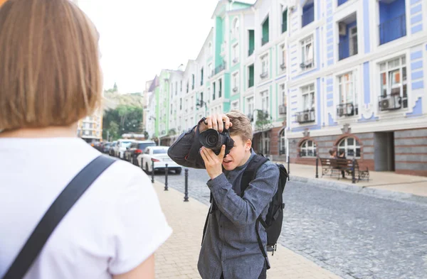 摄影师在镇上的街道上拍了一个女孩的照片 模特姿势 摄影师捡起来 Photosession 摄影师在街道上与模特一起工作 — 图库照片