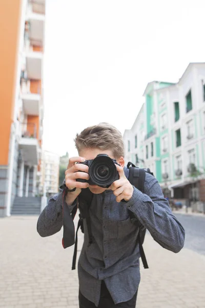 Portrait Touriste Chemise Grise Qui Ramasse Une Caméra Sur Fond — Photo