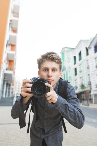 Portrait Jeune Photographe Chemise Grise Debout Dans Rue Avec Appareil — Photo