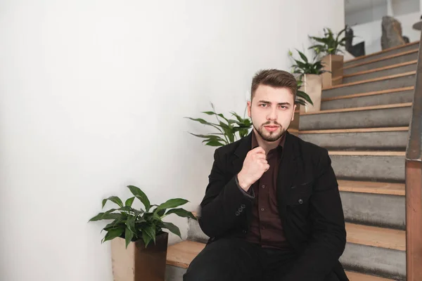 Retrato Hombre Serio Traje Con Barba Sentado Una Habitación Las — Foto de Stock