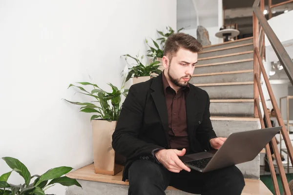 Занятой Человек Бородой Сидит Уютной Комнате Лестнице Ноутбуком Работает Работа — стоковое фото