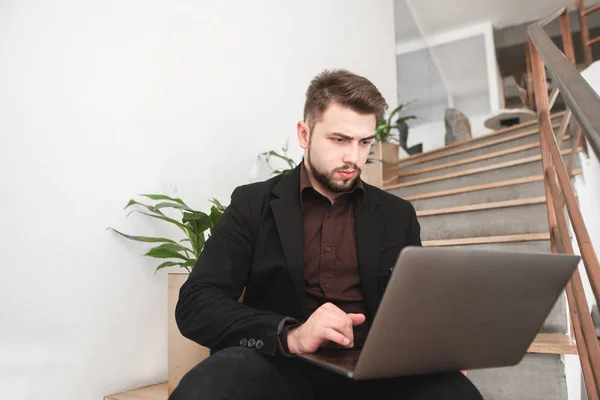 Hombre Negocios Está Sentado Las Escaleras Acogedor Café Utiliza Ordenador —  Fotos de Stock