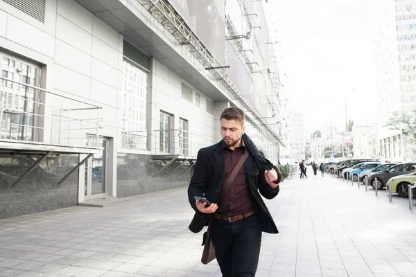 Retrato Homem Negócios Andando Pela Rua Com Guarda Chuva Suas — Fotografia de Stock