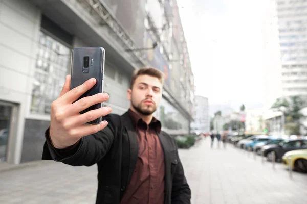 Hombre Negocios Con Barba Pie Fondo Ciudad Tomar Selfie Teléfono — Foto de Stock