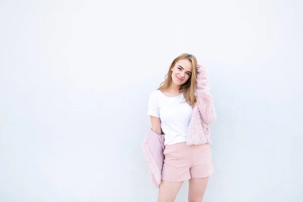 Улыбающаяся Красивая Девушка Подросток Розовых Шортах Пальто Стоящее Белом Фоне — стоковое фото