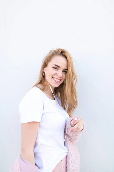 Sonriendo Elegante Dama Con Ropa Ligera Escuchando Música Los Auriculares —  Fotos de Stock