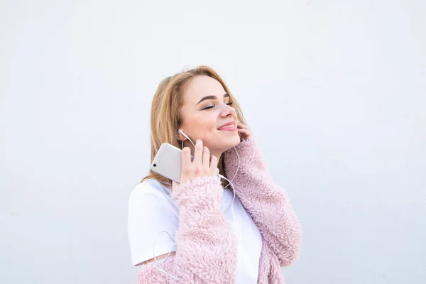 Menina Feliz Shirt Branca Casaco Rosa Ouvindo Música Fones Ouvido — Fotografia de Stock