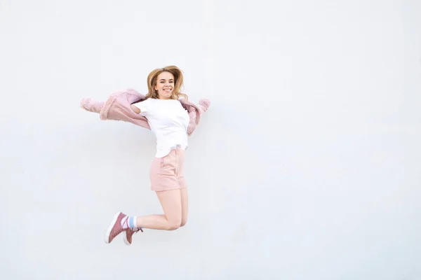 Счастливая Улыбающаяся Девушка Розовой Стильной Одежде Воздухе Белом Фоне Привлекательная — стоковое фото