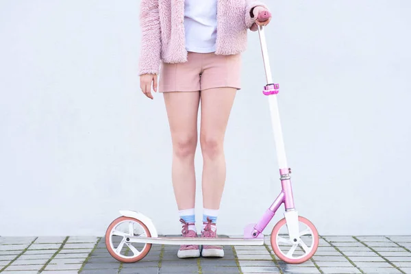 Розовый Скутер Девушка Розовой Одежде Фоне Белой Стены Ноги Мопед — стоковое фото