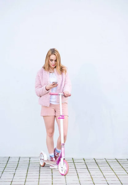 Teenage Girl Abito Rosa Piedi Con Uno Scooter Sullo Sfondo — Foto Stock