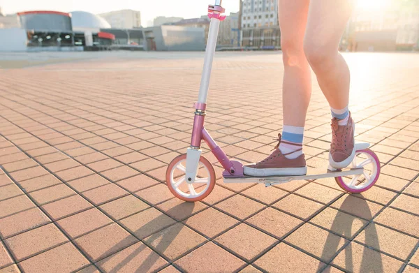 Kızın Bacakları Pembe Scooter Güneşin Arka Plan Üzerinde Tekme Kız — Stok fotoğraf