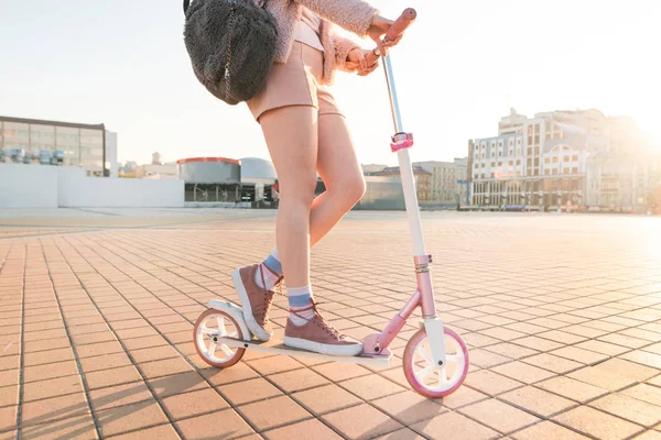 Foto Uma Menina Com Uma Mochila Passeios Praça Uma Scooter — Fotografia de Stock