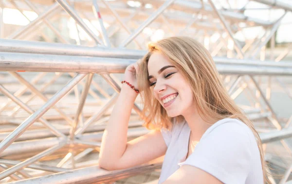 Retrato Close Uma Menina Sorridente Camisa Branca Com Fundo Claro — Fotografia de Stock