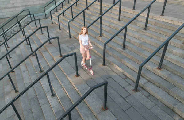 Chica Feliz Una Camiseta Blanca Monta Una Patada Rosa Scooter — Foto de Stock