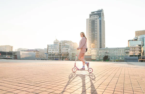 Menina Loira Elegante Atraente Andando Uma Scooter Pontapé Cidade Contra — Fotografia de Stock
