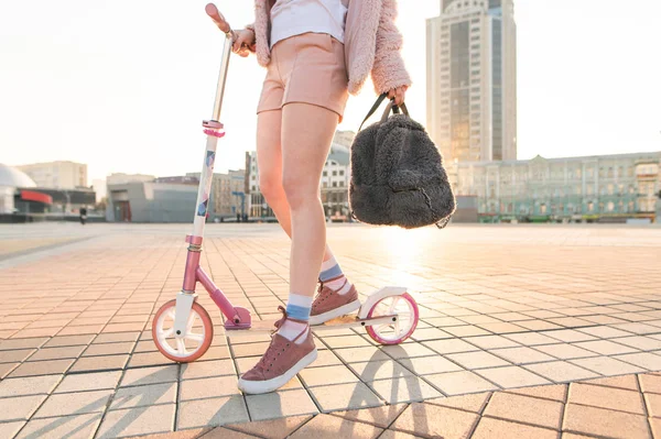 Foto Una Chica Con Una Mochila Paseos Plaza Una Patada — Foto de Stock