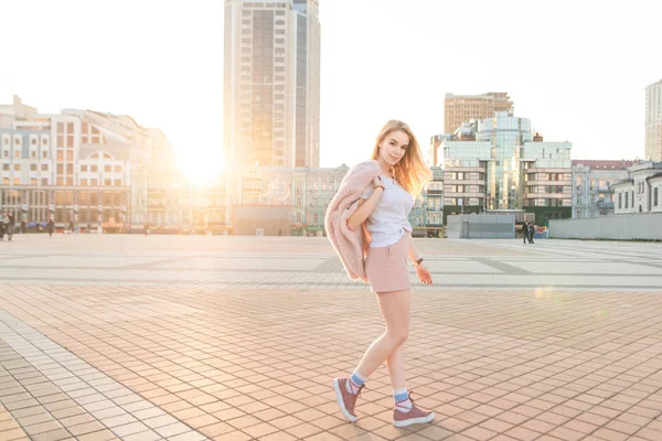 Menina Bonita Moda Roupas Rosa Posa Rua Olha Para Câmera — Fotografia de Stock