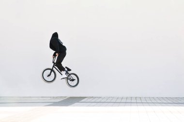 BMX freestyle. Genç Bmx Bisiklet beyaz arka plan üzerinde hile yapar. Boşaltmak. BMX hüner üstünde beyaz bir arka plan