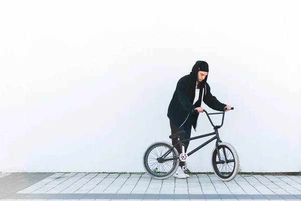 Retrato Ciclista Bmx Sobre Fondo Blanco Pared Bmx Jinete Con —  Fotos de Stock