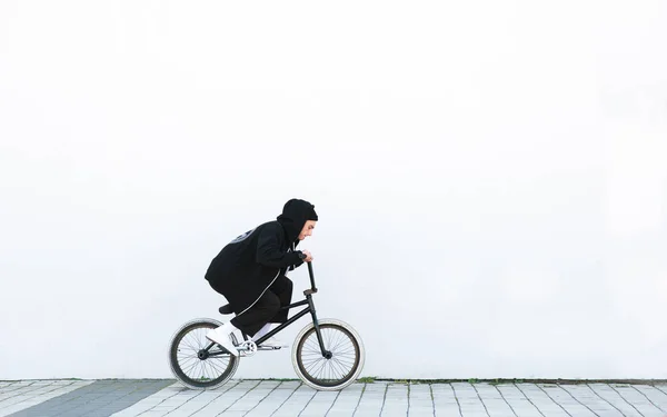 Jovem Uma Roupa Casual Preta Monta Uma Bicicleta Bmx Fundo — Fotografia de Stock