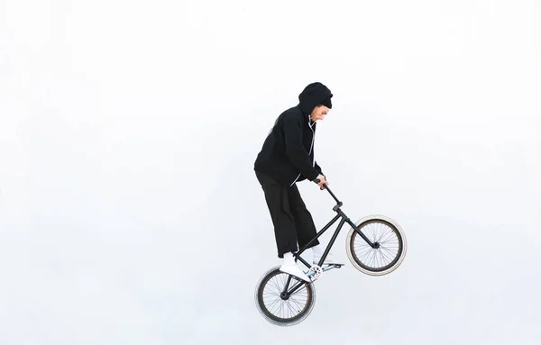 Bmx Rider Springen Met Een Fiets Een Witte Achtergrond Rider — Stockfoto