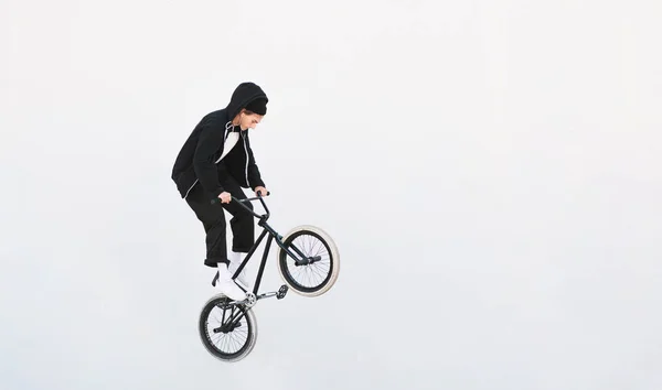 Bmx 자유형입니다 Bmx 자전거는 바탕에 트릭을 만든다 바탕에 Copyspace7 Bmx — 스톡 사진